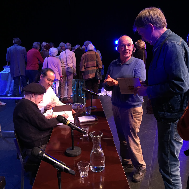Edgar Hilsenrath signing books at the theater performance of “De nazi en de kapper” (“The Nazi and The Barber”) in Haarlem, near Amsterdam, October 2016.