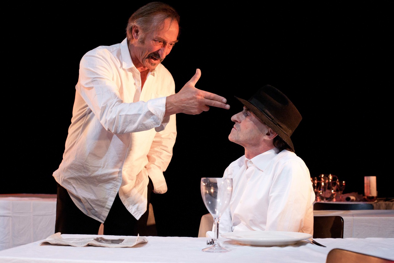Scene in the theatre play “De nazi en de kapper” with René Groothof and René van ‘t Hof.